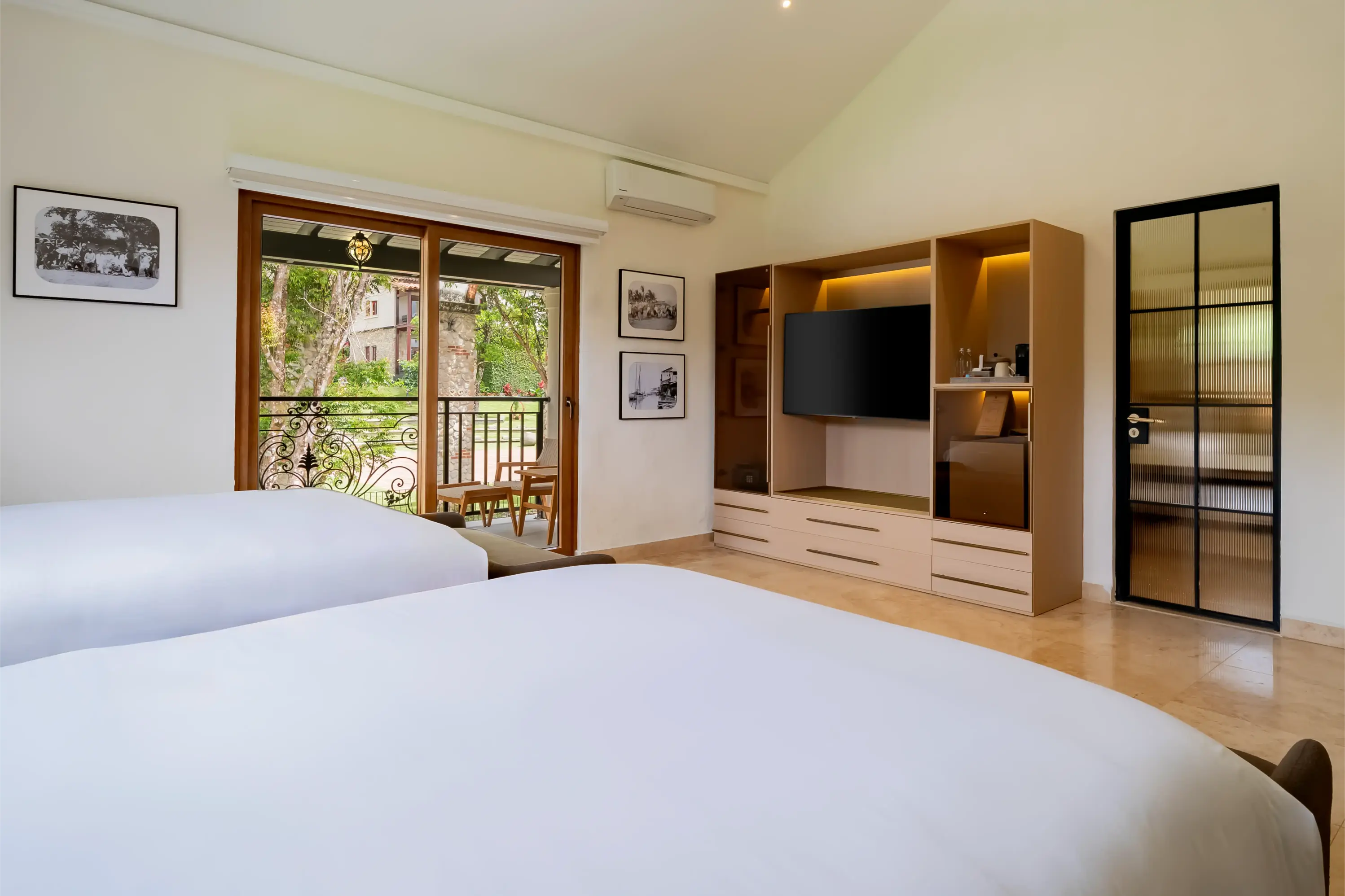 Standard Deluxe Queen Bed image 2