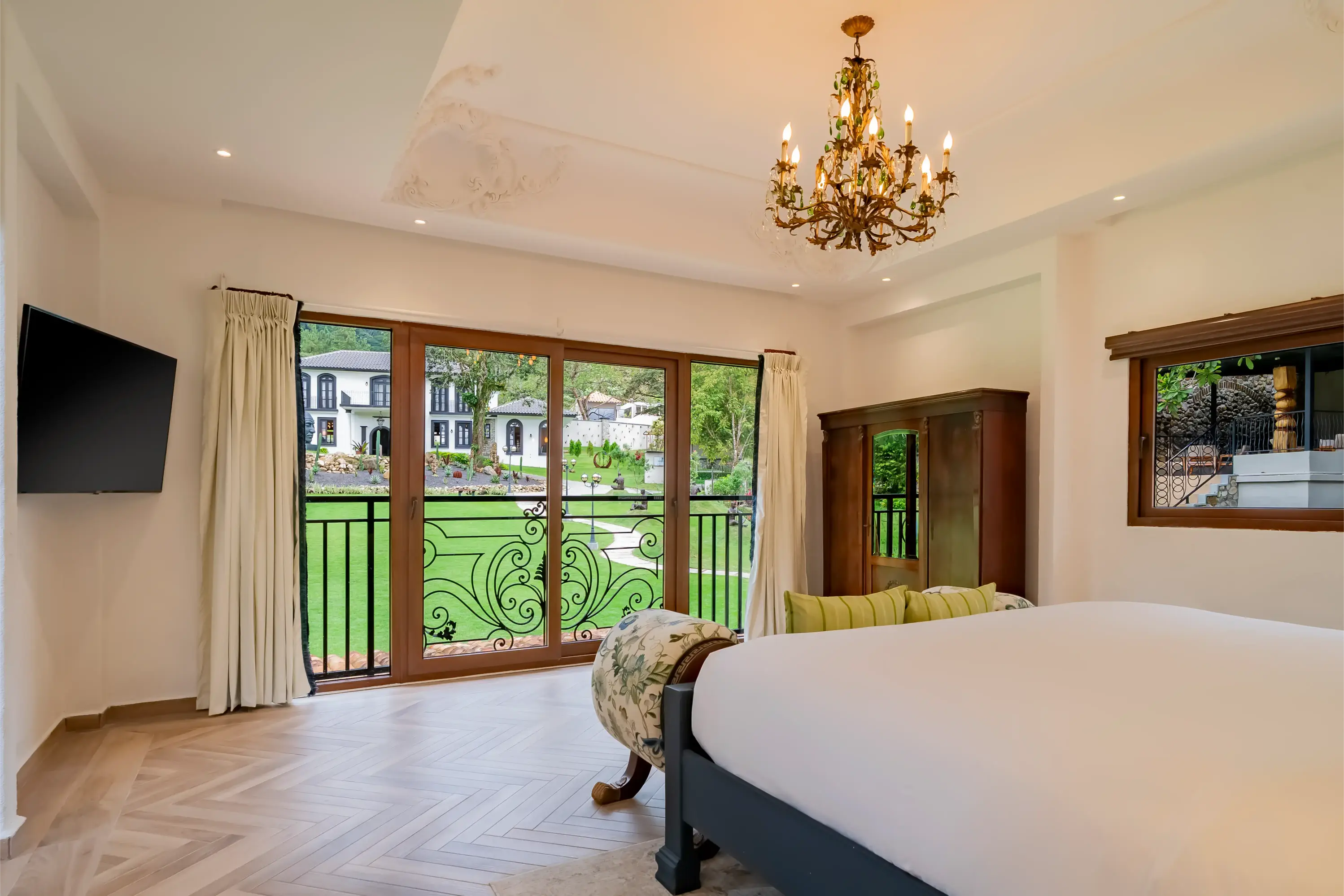 Standard Deluxe King Bed image 7